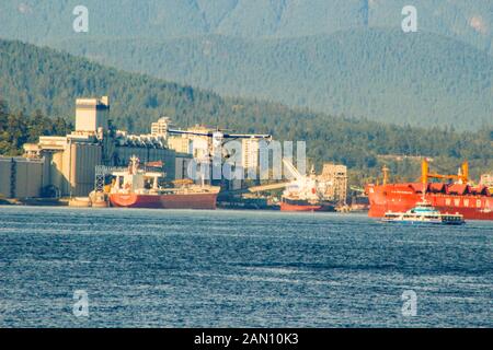 Vancouver, Kanada, 18. Juni 2018: editorial Bild von dort ein Schiff nähert sich die Vancouver Docks. Vancouver ist Route für Millionen Sendungen. Stockfoto