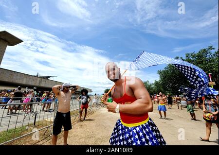 Karneval, Rio de Janeiro - Februar 27, 2017: ein Nachtschwärmer verkleidet als cartoon Heldin Wonder Woman nimmt Teil an der Straße Block Sergeant Pepper. Stockfoto