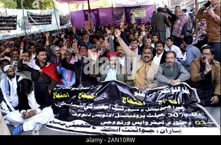 Mitglieder des Paramedical Staff Action Committee führen am Mittwoch, den 15. Januar 2020, eine Protestdemonstration für vorläufige Gesundheitszulage im Karachi-Presseclub durch. Stockfoto