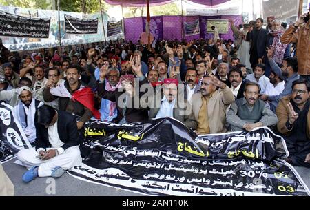 Mitglieder des Paramedical Staff Action Committee führen am Mittwoch, den 15. Januar 2020, eine Protestdemonstration für vorläufige Gesundheitszulage im Karachi-Presseclub durch. Stockfoto