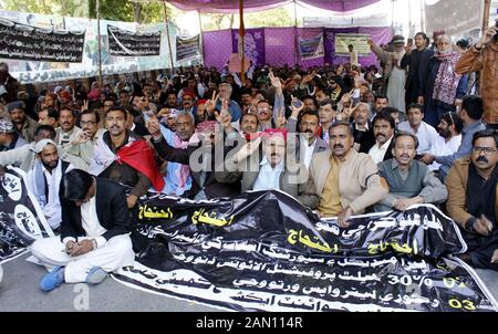 Mitglieder des Paramedical Staff Action Committee führen am Mittwoch, den 15. Januar 2020, eine Protestdemonstration für vorläufige Gesundheitszulage im Karachi-Presseclub durch. Stockfoto