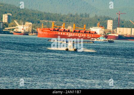 Vancouver, Kanada, 18. Juni 2018: editorial Bild von dort ein Schiff nähert sich die Vancouver Docks. Vancouver ist Route für Millionen Sendungen. Stockfoto