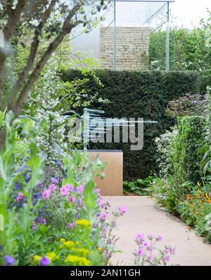 RHS CHELSEA FLOWER SHOW 2013 ARTHRITIS RESEARCH UK GARTEN DESIGNER CHRIS BEARDSHAW. Stockfoto