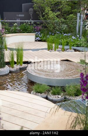 RHS CHELSEA FLOWER SHOW 2013 RBC BLAU WASSER ROOF GARDEN DESIGNER NIGEL DUNNETT & DIE LANDSCHAFT-AGENTUR. Stockfoto