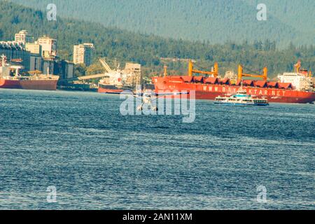 Vancouver, Kanada, 18. Juni 2018: editorial Bild von dort ein Schiff nähert sich die Vancouver Docks. Vancouver ist Route für Millionen Sendungen. Stockfoto