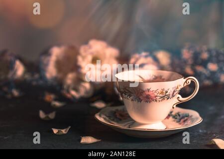 Stillleben mit Vintage Tasse Kaffee und Blumen und Blüten Stockfoto