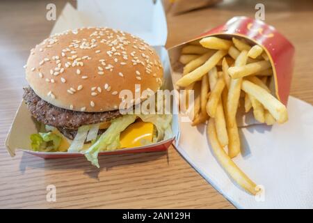Big Mac Burger und French Fries aus einem McDoannd's Restaurant Stockfoto