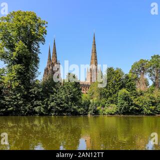 Blick auf die Lichfield Cathedral von Over Minster Pool, Lichfield, Staffordshire, England, Großbritannien Stockfoto