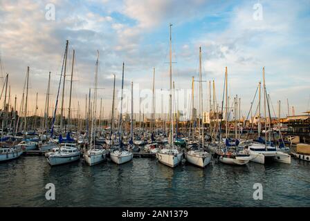 Port Vell, Barcelona, Spanien - September 2013: Innere Hafen von Port Vell in der Stadt Barcelona. Die marina Häuser Yachten und Boote. Stockfoto