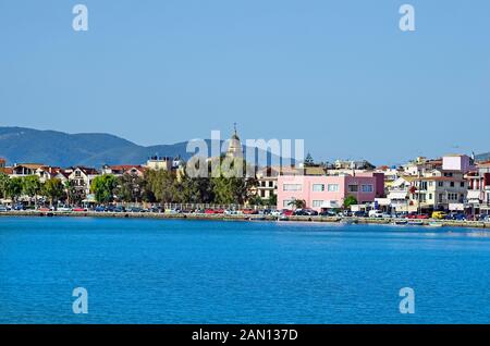 Zakynthos, Griechenland - 25. Mai 2016: Stadtbild mit verschiedenen Gebäuden, Promenade und Kirche Agios Analypsis in die Hauptstadt der Insel im Ionischen Meer Stockfoto