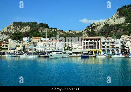 Zakynthos, Griechenland - 25. Mai 2016: Stadtbild mit verschiedenen Gebäuden, die Promenade und die Schiffe im Hafen, Hauptstadt der Insel im Ionischen Meer Stockfoto