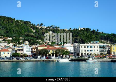 Zakynthos, Griechenland - 25. Mai 2016: Stadtbild mit verschiedenen Gebäuden, Promenade und Kirche Zoodochos Pigi und Festung auf Strani Hügel in der Hauptstadt Stockfoto