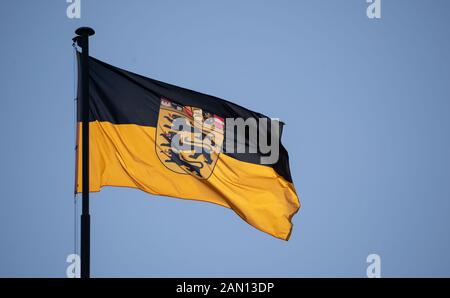 Stuttgart, Deutschland. Januar 2020. Eine Fahne des Landes Baden-Württemberg winkt im Wind gegen einen blauen Himmel. Kredit: Marijan Murat / dpa / Alamy Live News Stockfoto