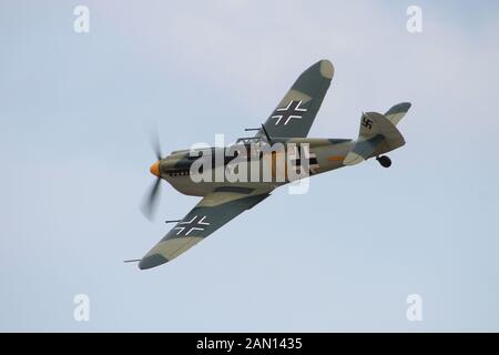 G-BWUE, einem Hispano HA-1112-M1L Buchon in den Farben der Luftwaffe Messerschmitt Bf 109, die im East Fortune in 2013. Stockfoto