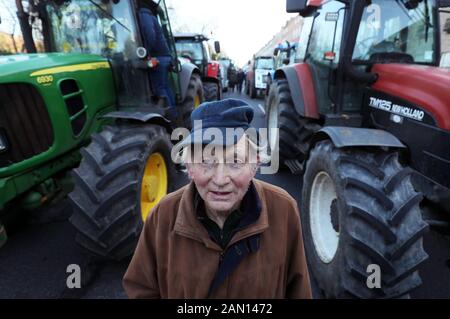 Vincent Black, ein Farmer aus Cavan, zwischen Traktoren, die auf dem Merrion Square im Stadtzentrum von Dublin geparkt wurden, als Protest der Landwirte gegen die Preise, die sie für ihre Produkte erhalten, geht weiter. Stockfoto