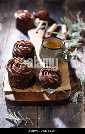 Muffins mit Schokoladencreme. Frühstück mit leckeren Kaffee. Gesundes Essen und Trinken. Vintage Style Stockfoto