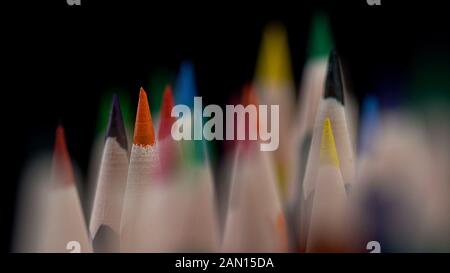 Kunst und Bildung, geschärfte Farbstifte Sortiment, Individualitätskonzept Stockfoto