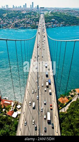 Luftaufnahmen Istanbul Bosporus Brücke' Bogazici Koprusu'. 15. Juli Märtyrer Brücke (15 Haziran 2005 Sehitler Koprusu). Istanbul, Türkei. Stockfoto