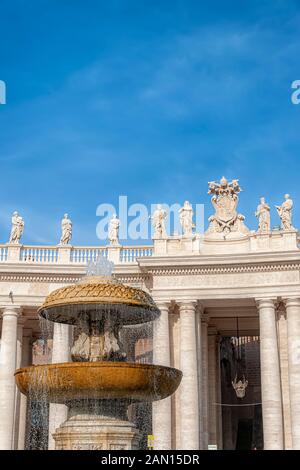 Einer der zwei Brunnen auf dem Petersplatz im Vatikan, erstellt von Carlo Maderno. Stockfoto