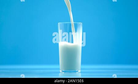 Pasteurisierte Kuhmilch in Glas, organische Ernährung, frische Lebensmittel, Kalzium Stockfoto