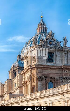 Vatikanstadt - Januar 08, 2014: Einer von zwei Uhren auf der Vorderseite des St. Peters Kathedrale in der Vatikanstadt. Stockfoto