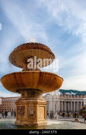 Einer der zwei Brunnen auf dem Petersplatz im Vatikan, erstellt von Carlo Maderno. Stockfoto