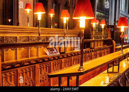 Detail der Holzchor-Stände mit Lichtern in der Kathedrale von Bristol, Vor Evensong: Bristol Cathedral. Stockfoto