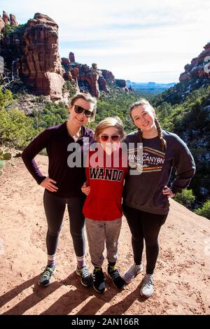 Familienfotos aus Sedona, Arizona, die Tour über rote Felsen machen. Stockfoto