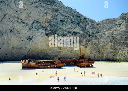 Zakynthos, Griechenland - 25. Mai 2016: Unbekannter Menschen auf Shipwreck Beach, Sehenswürdigkeiten und touristische Attraktion auf der Ionischen Insel Stockfoto