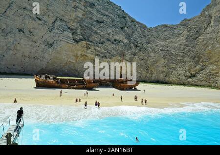 Zakynthos, Griechenland - 25. Mai 2016: Unbekannter Menschen auf Shipwreck Beach mit gestrandeten Schiff Stockfoto