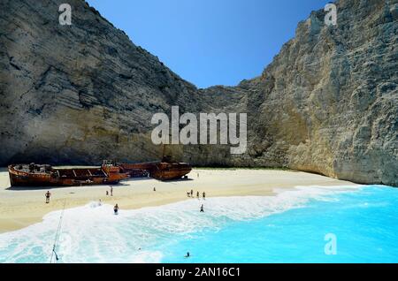 Zakynthos, Griechenland - 25. Mai 2016: Unbekannter Menschen auf Shipwreck Beach mit gestrandeten Schiff Stockfoto