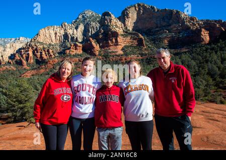 Familienfotos aus Sedona, Arizona, die Tour über rote Felsen machen. Stockfoto