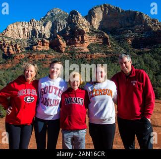 Familienfotos aus Sedona, Arizona, die Tour über rote Felsen machen. Stockfoto