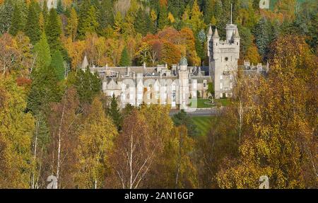 BALMORAL CASTLE CATHIE ROYAL DEESIDE SCOTLAND THE GREY CASTLE UMGEBEN VON GOLDENEN BIRKEN IN HERBSTFARBEN Stockfoto
