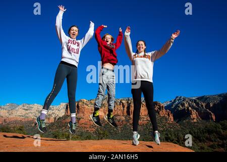 Familienfotos aus Sedona, Arizona, die Tour über rote Felsen machen. Stockfoto