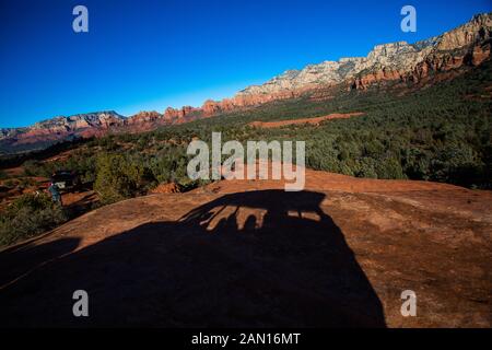 Familienfotos aus Sedona, Arizona, die Tour über rote Felsen machen. Stockfoto