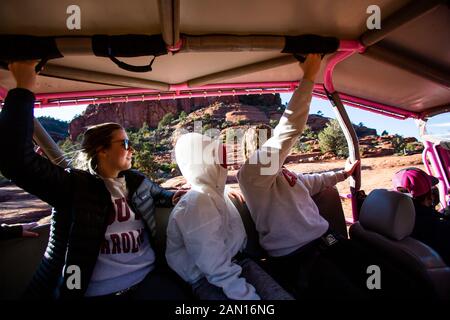 Familienfotos aus Sedona, Arizona, die Tour über rote Felsen machen. Stockfoto