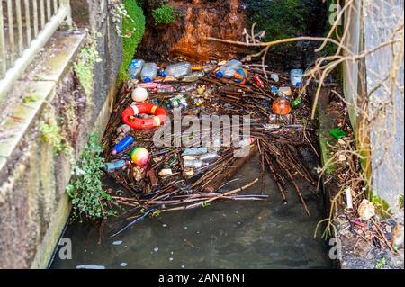 Bantry, West Cork, Irland. Januar 2020. In den letzten Monaten wuchs ein Haufen von Müll stetig. Der Müll, der sich im Pool des Wasserrads neben der Bantry Library befindet, umfasst Kugeln, Plastikwasserflaschen, Metalldosen und einen Lebensring. Kredit: Andy Gibson/Alamy Live News Stockfoto