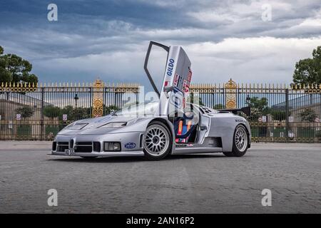 Rennwagen Bugatti EB110 auf der Champs Elyse Paris. Silbernes Auto 1995 GTS1 IMSA Rennwagen Stockfoto