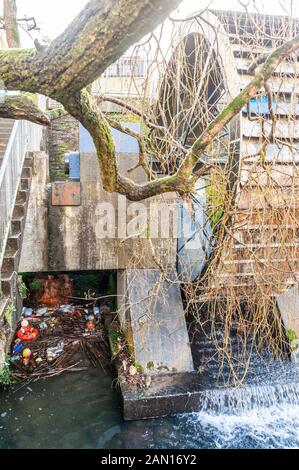 Bantry, West Cork, Irland. Januar 2020. In den letzten Monaten wuchs ein Haufen von Müll stetig. Der Müll, der sich im Pool des Wasserrads neben der Bantry Library befindet, umfasst Kugeln, Plastikwasserflaschen, Metalldosen und einen Lebensring. Kredit: Andy Gibson/Alamy Live News Stockfoto