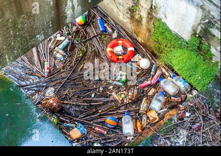 Bantry, West Cork, Irland. Januar 2020. In den letzten Monaten wuchs ein Haufen von Müll stetig. Der Müll, der sich im Pool des Wasserrads neben der Bantry Library befindet, umfasst Kugeln, Plastikwasserflaschen, Metalldosen und einen Lebensring. Kredit: Andy Gibson/Alamy Live News Stockfoto