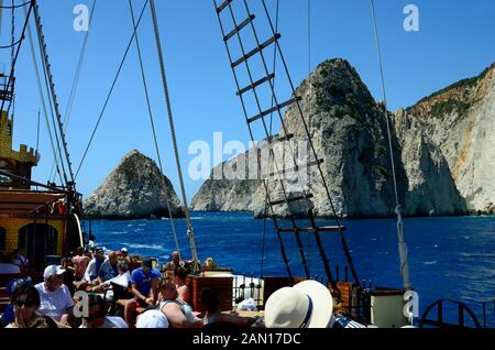 Zakynthos, Griechenland - 25. Mai 2016: Unbekannter Menschen auf Kreuzfahrt Schiff entlang der felsigen Küste Stockfoto