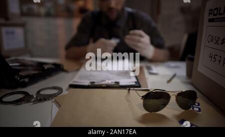 Polizist Tisch, Kriminalist arbeitet, ermittelt Mord, Laborforschung Stockfoto