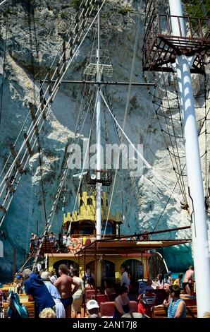 Zakynthos, Griechenland - 25. Mai 2016: Unbekannter Menschen auf Kreuzfahrt Schiff mit in der Nähe von Ansatz zur felsigen Ufer Stockfoto