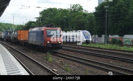 SBB Cargo International Lokomotive mit intermodalen/mixed Güterwagen im Bahnhof Köln West, Köln, in Deutschland, in Europa. Stockfoto