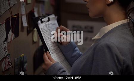 Straftäter erstellen Aufzeichnung, notieren von Falldetails, Untersuchung Stockfoto