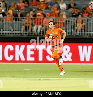 Januar 2020; Optus Stadium, Perth, Western Australia, Australien; Big Bash League Cricket, Perth Scorchers versus Melbourne Stars; Jhye Richardson von den Perth Scorchers läuft in to Bowl - redaktionelle Verwendung Stockfoto