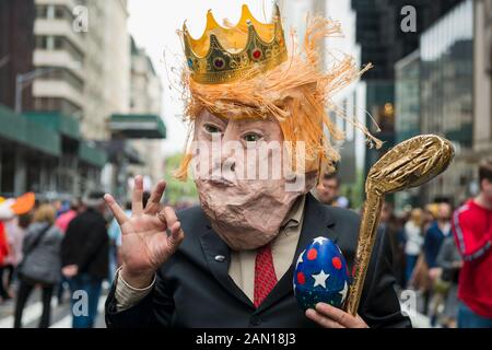 Eine Person, die während der Osterparade 2019 in New York eine Donald Trump-Maske trägt. Stockfoto