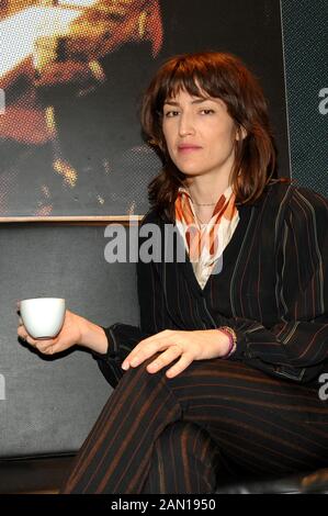 Mailand Italien 31/03/2007, Fotosession von Joan Wasser (Joan as Police Woman) vor der Pressekonferenz in der Feltrinelli-Bibliothek Stockfoto