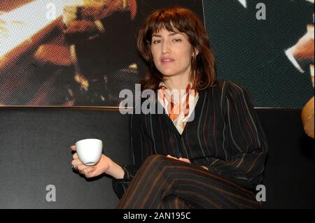 Mailand Italien 31/03/2007, Fotosession von Joan Wasser (Joan as Police Woman) vor der Pressekonferenz in der Feltrinelli-Bibliothek Stockfoto